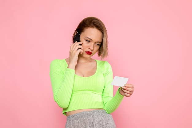 Foto grátis jovem de camisa verde e calça cinza falando ao telefone