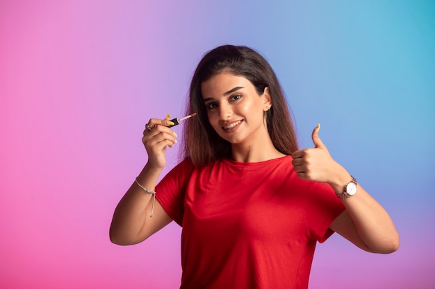 Jovem de camisa vermelha aplicando maquiagem.