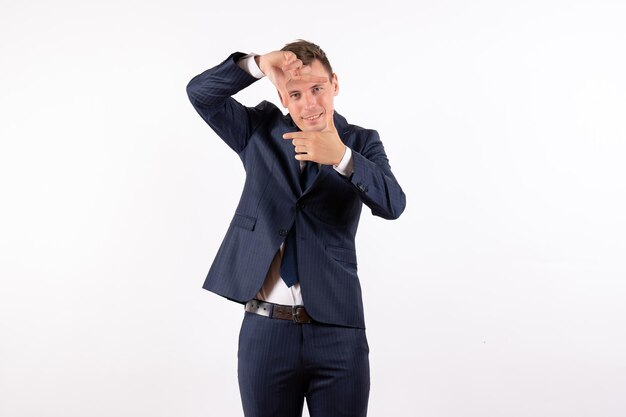 Jovem de frente para um elegante terno clássico em pose de fotografia em fundo branco