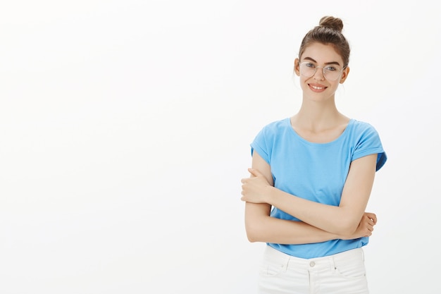 Jovem de óculos parecendo satisfeita, pronta para o negócio