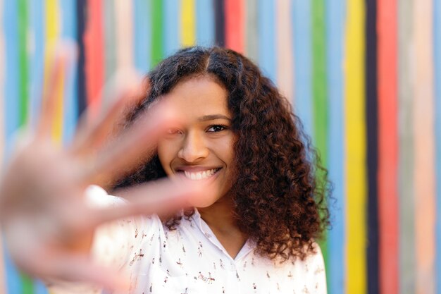 Foto grátis jovem de pé ao ar livre