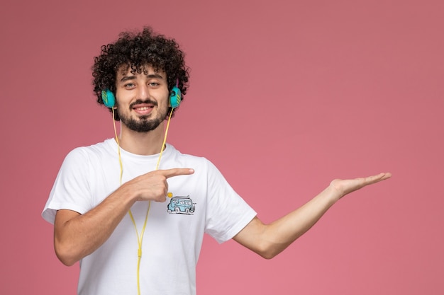 Jovem demonstrando sua mão vazia