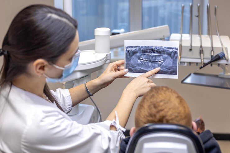 Foto grátis jovem dentista mostrando a um paciente um conceito de radiografia dentária