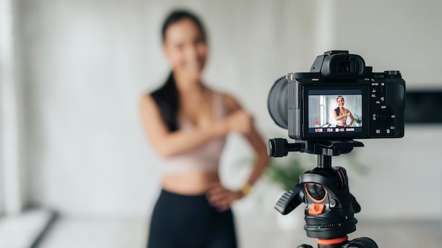 Jovem desfocada mostrando exercícios esportivos