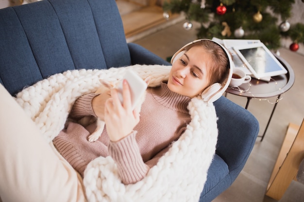 Jovem, desfrutando de sua vida doméstica. conforto doméstico, inverno e feriados