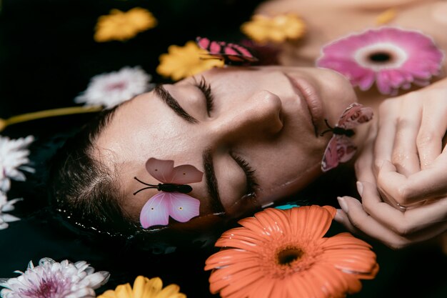 Foto grátis jovem, desfrutando de termas