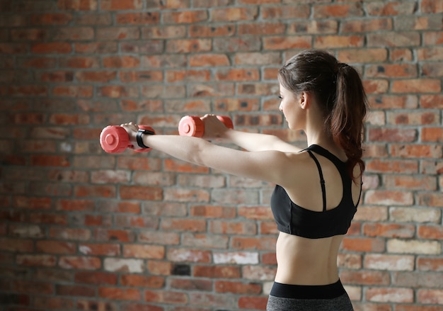 Jovem desportista com halteres