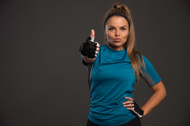 Foto grátis jovem desportista fazendo sinal positivo.