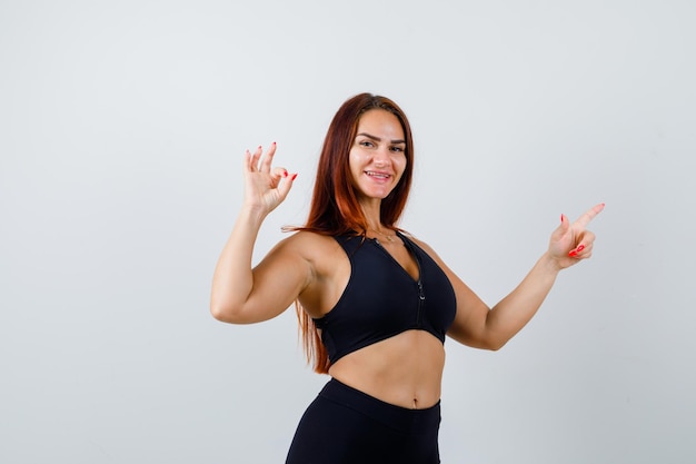 Foto grátis jovem desportiva com cabelo comprido e top preto