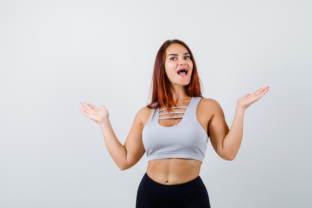 Jovem desportiva com uma blusa cinza sendo feliz