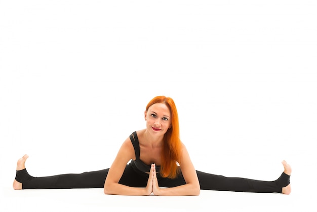 Jovem desportiva fazendo yoga asana
