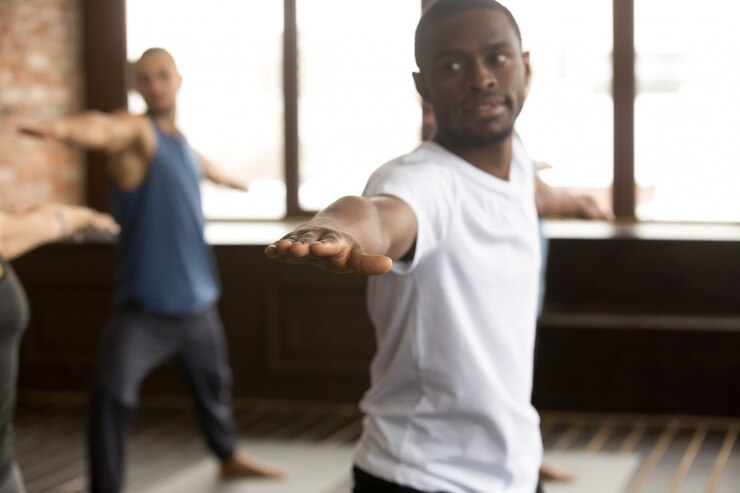 Foto grátis jovem desportivo negro no exercício de guerreiro dois