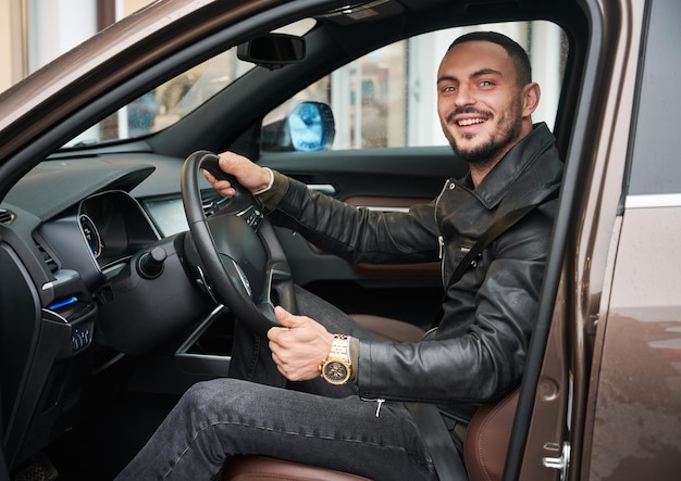 Jovem dirigindo carro moderno