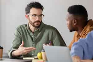 Foto grátis jovem discutindo com seu colega durante a sessão de estudo