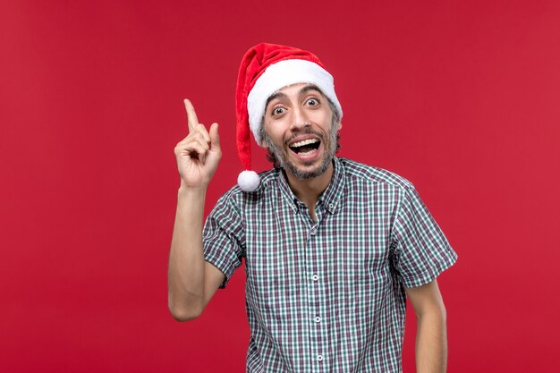 Jovem do sexo masculino com expressão animada em fundo vermelho