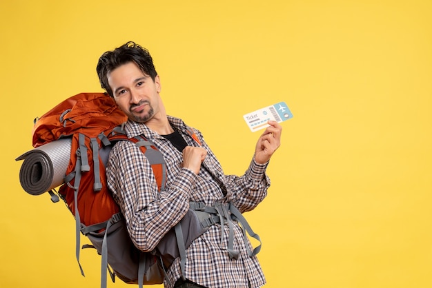 Jovem do sexo masculino com mochila segurando bilhete amarelo