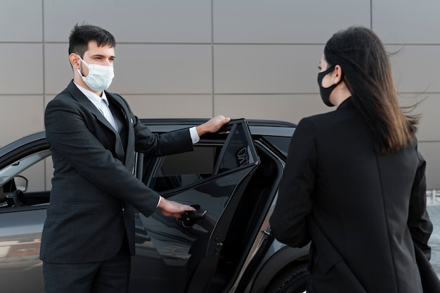 Foto grátis jovem do sexo masculino sendo um super motorista para uma cliente