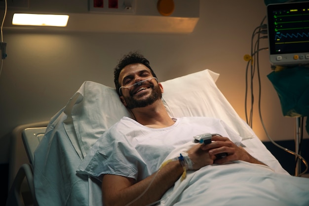 Foto grátis jovem doente em uma cama de hospital