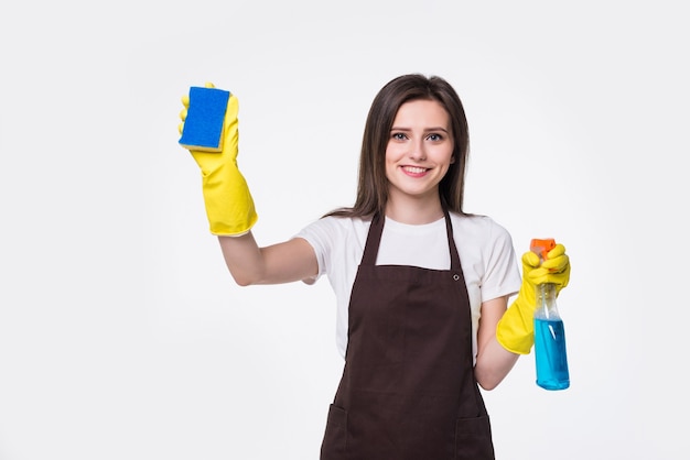 Jovem dona de casa limpando com tapete e detergente isolado