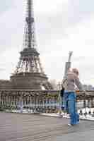 Foto grátis jovem e bela mulher caminha em paris. o conceito de uma foto de viagem feliz.