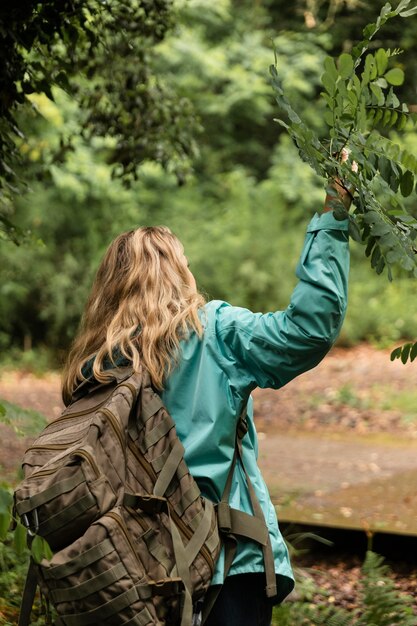 Jovem e bela mulher viajando nas montanhas