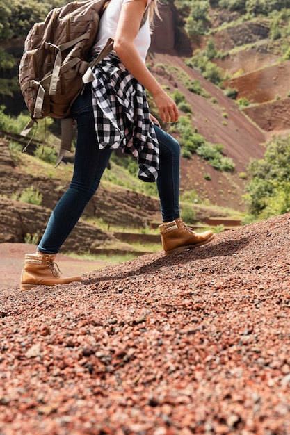 Jovem e bela mulher viajando nas montanhas