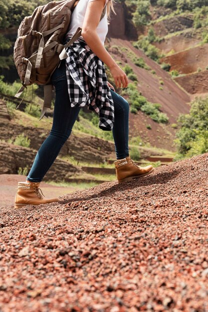 Jovem e bela mulher viajando nas montanhas