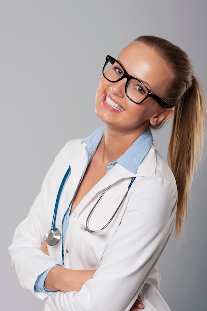 Foto grátis jovem e bonita estudante de medicina sorrindo