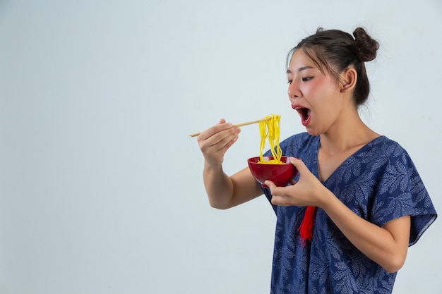 Jovem é desfrutar de comer espaguete em casa