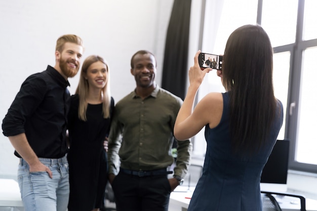 Jovem e dois jovens tirando uma foto sua