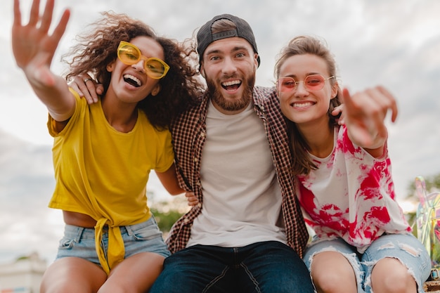 Foto grátis jovem e feliz companhia de amigos sorridentes e animados no parque