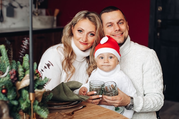 Jovem e feliz família caucasiana sorrindo juntos em casa