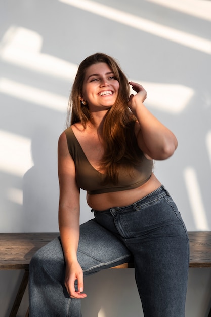 Foto grátis jovem e linda mulher gorda amando seu corpo