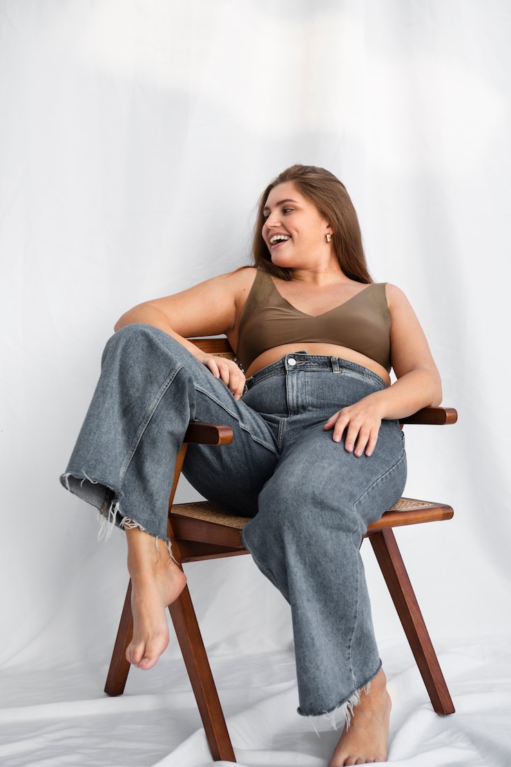 Foto grátis jovem e linda mulher gorda amando seu corpo