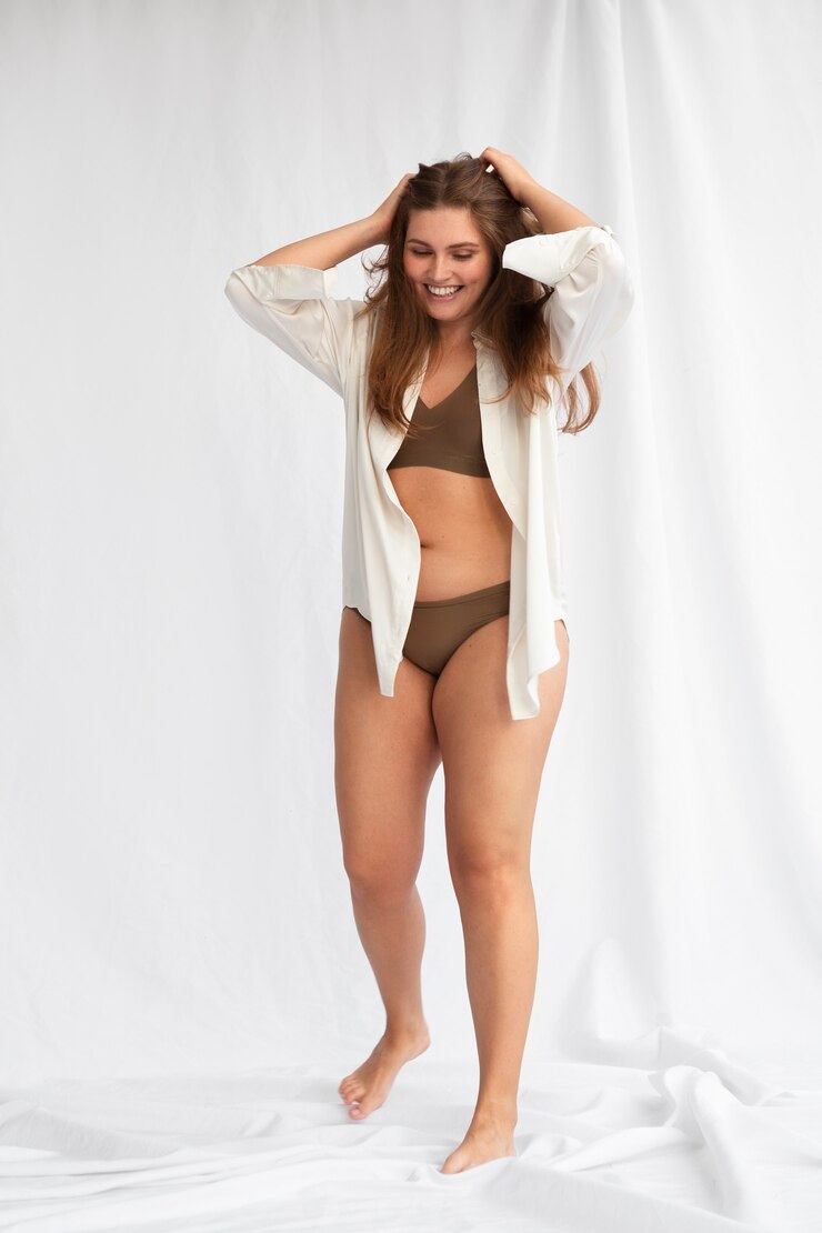 Foto grátis jovem e linda mulher gorda amando seu corpo
