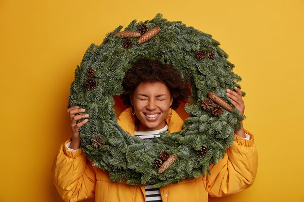 Jovem e linda mulher segurando enfeites de Natal