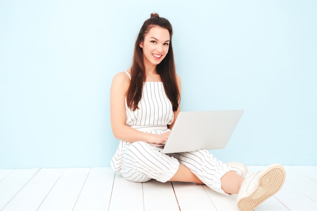 Jovem e linda mulher sorridente em roupas de macacão moderno de verão moderno