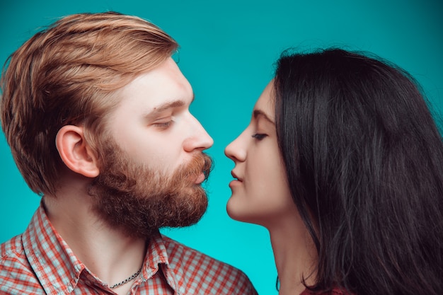 Jovem e mulher beijando