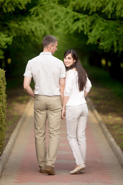 Jovem e mulher caminhando no parque