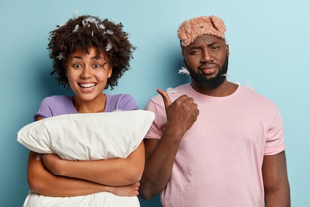 Jovem e mulher com máscara e travesseiro para dormir