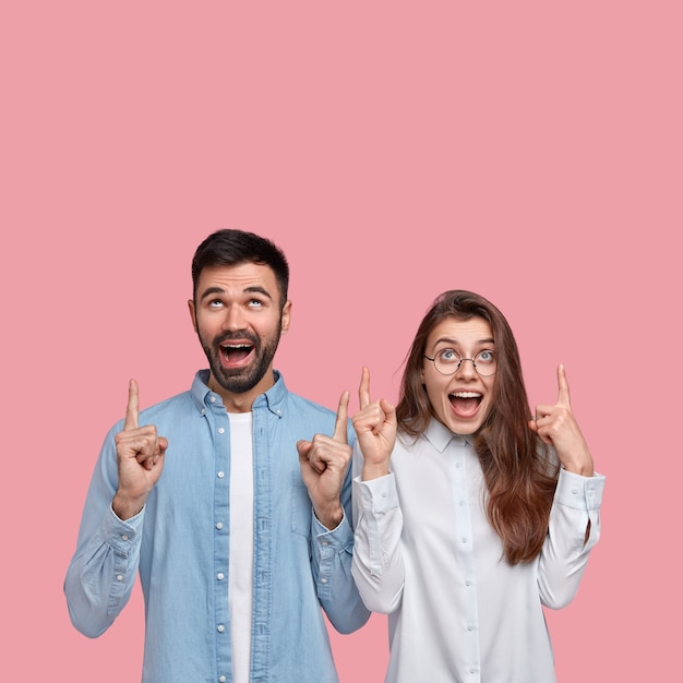 Foto grátis jovem e mulher em camisas posando