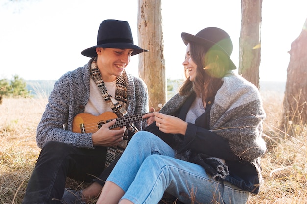 Jovem e mulher juntos ao ar livre