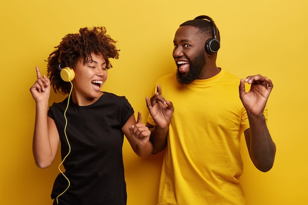 Foto grátis jovem e mulher ouvindo música em fones de ouvido