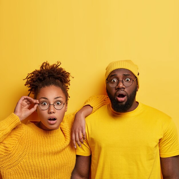 Foto grátis jovem e mulher vestidos de amarelo