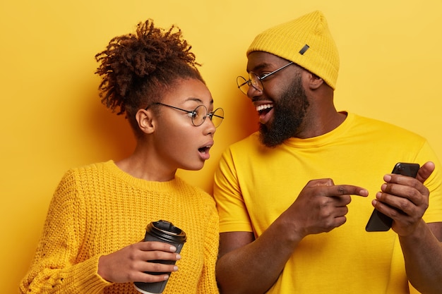 Jovem e mulher vestidos de amarelo