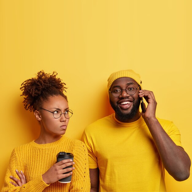 Jovem e mulher vestidos de amarelo