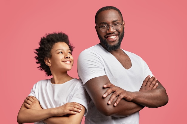 Jovem e seu filho com cabelo encaracolado