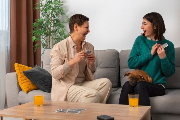 Jovem e velho casal de melhores amigos