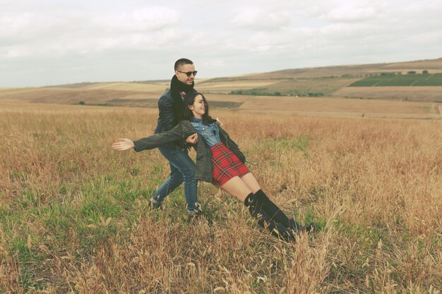 Jovem elegante casal moderno ao ar livre