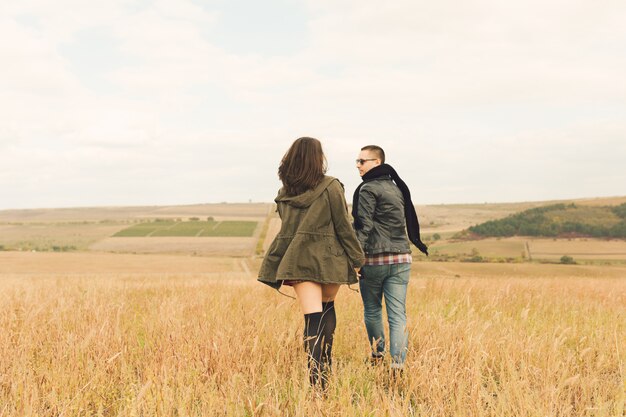 Jovem elegante casal moderno ao ar livre